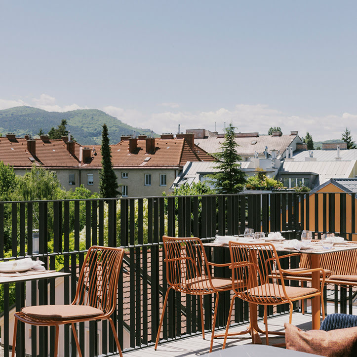 Wundervolle Aussicht &uuml;ber die D&auml;cher Wien Liesings vom Rooftop WILMA