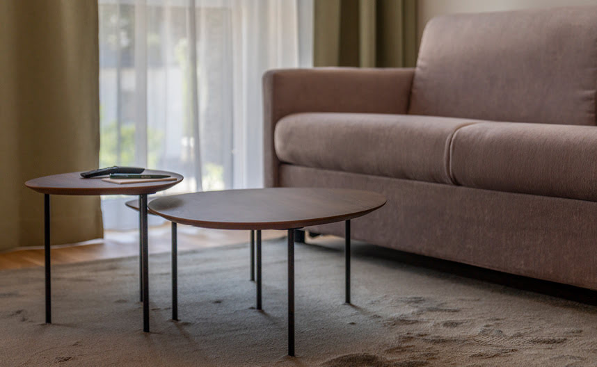 einladendes Wohnzimmer mit elegantem Sofa und Beistelltischen