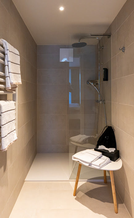 elegantes, modernes Bad mit begehbarer Dusche und Ablagem&ouml;glichkeiten