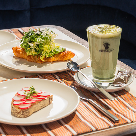 K&ouml;stliches vegetarisches Fr&uuml;hst&uuml;ck mit Matcha Latte