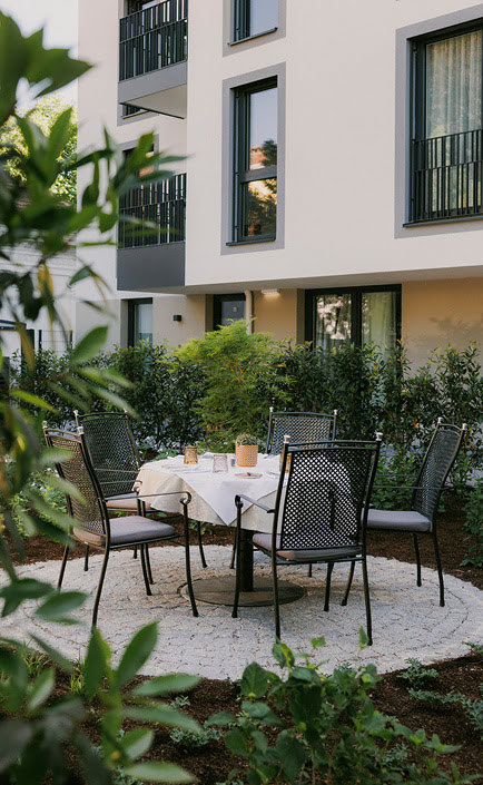 Modernes Fr&uuml;hst&uuml;ck im Garten des Hotel der Stasta