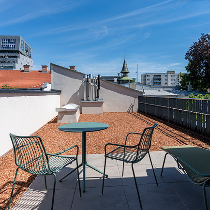 wundervoller Ausblick von der Terasse mit Sesseln, Tisch und Liegest&uuml;hlen