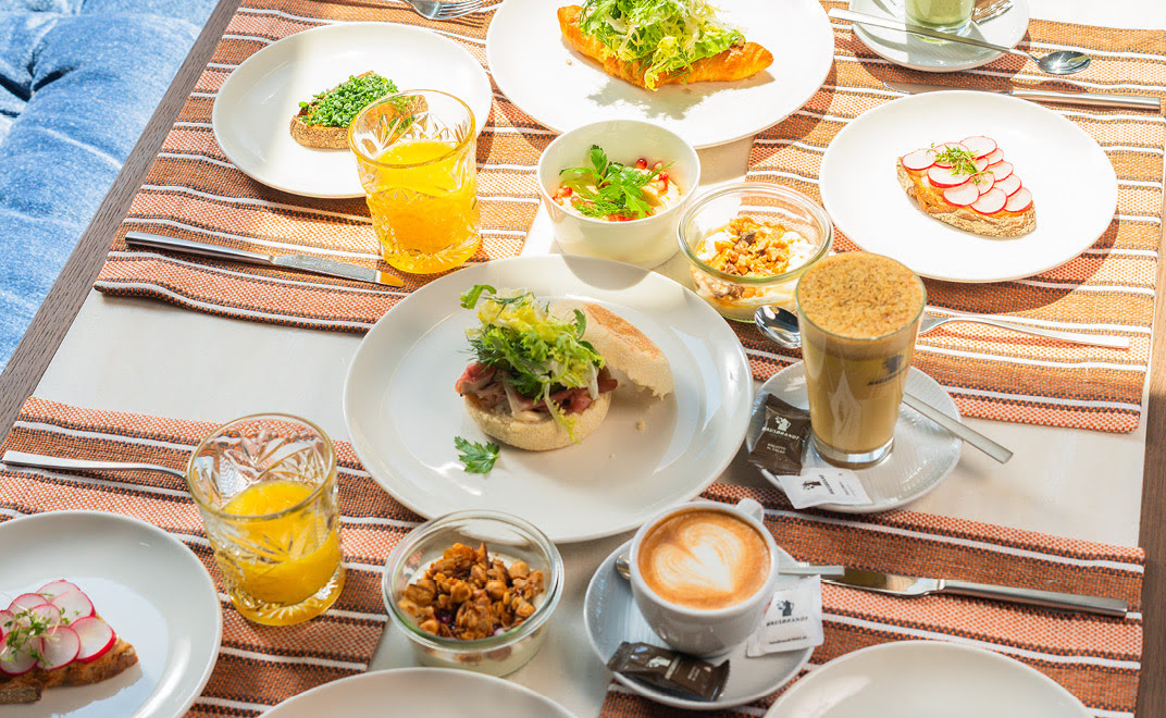 Ob English Muffin, Soul Food Sandwich, Schinken oder Avocado Croissants, Cappuccino, Matcha Latte oder frisch gepresster Orangensaft &ndash; das Fr&uuml;hst&uuml;ck am Wilma Stasta Rooftop ist vielf&auml;ltig und liebevoll zubereitet.